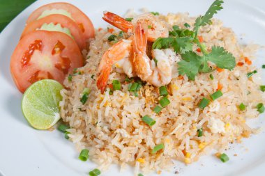 Kızarmış karidesli pilav