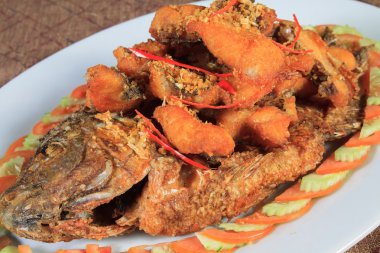 Tay gıda tarzı: kızarmış nehir balık sarımsak ve biber ile