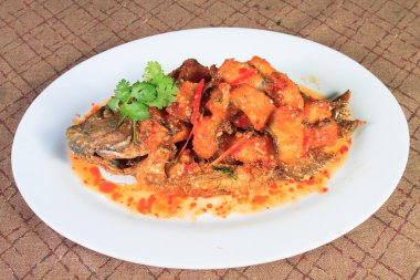 Tay gıda tarzı: biber soslu kızarmış balık toppted