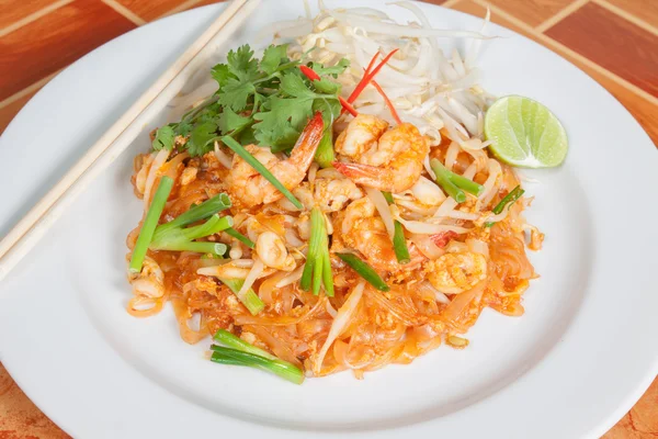 Estilo de comida tailandesa, fideos de arroz fritos (Pad Thai ) — Foto de Stock