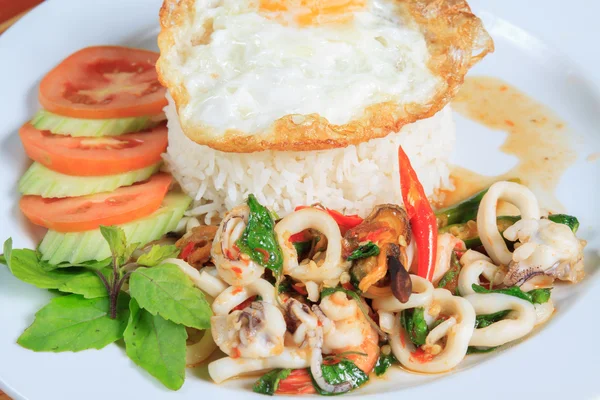 Tajski Food styl: Ryż zwieńczona smażone owoce morza i bazylia — Zdjęcie stockowe