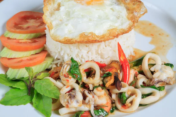 Thai Food Style: Arroz coberto com frutos do mar fritos e manjericão — Fotografia de Stock