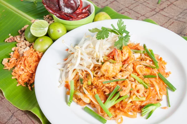 Estilo de comida tailandesa, fideos de arroz fritos (Pad Thai ) — Foto de Stock