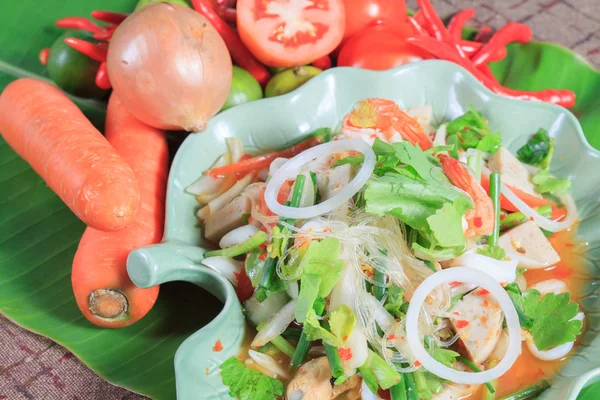 Thaimat stilar: skaldjur kryddig sallad — Stockfoto