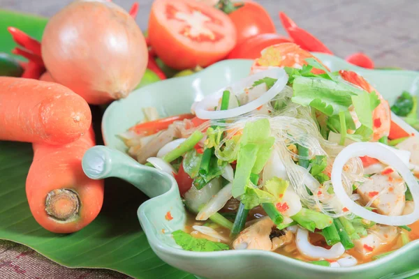 Thaimat stilar: skaldjur kryddig sallad — Stockfoto