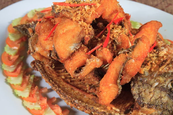 Estilo de comida tailandesa: peixe frito do rio com alho e pimenta — Fotografia de Stock