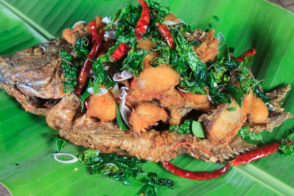 Estilo de comida tailandesa: Pescado de río frito con Thai Hearb —  Fotos de Stock