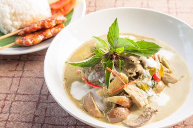 Tayland yemeği, yeşil körili tavuk çorbası.