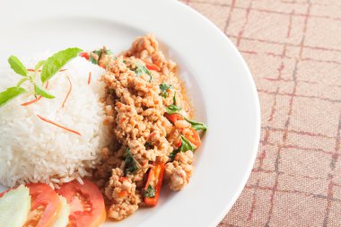 Tay gıda stili: pirinç tavada kızartılmış domuz eti ve fesleğen ile tepesinde