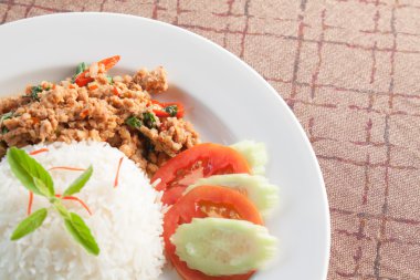 Tay gıda stili: pirinç tavada kızartılmış domuz eti ve fesleğen ile tepesinde