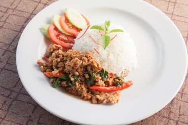 Tay gıda stili: pirinç tavada kızartılmış domuz eti ve fesleğen ile tepesinde