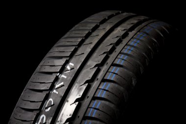 Siyah arka plan üzerine araba lastikleri yakın çekim