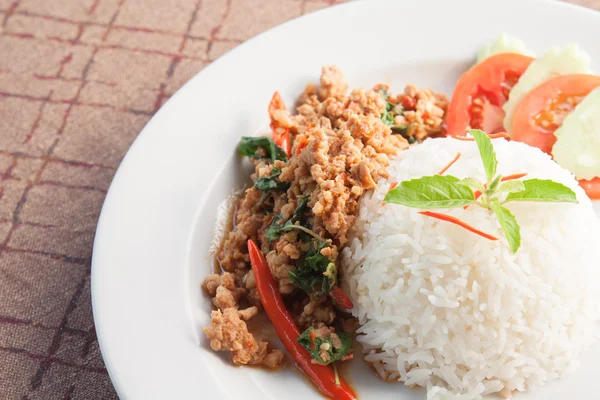 Estilo tailandés de la comida: Arroz cubierto con cerdo frito y albahaca — Foto de Stock