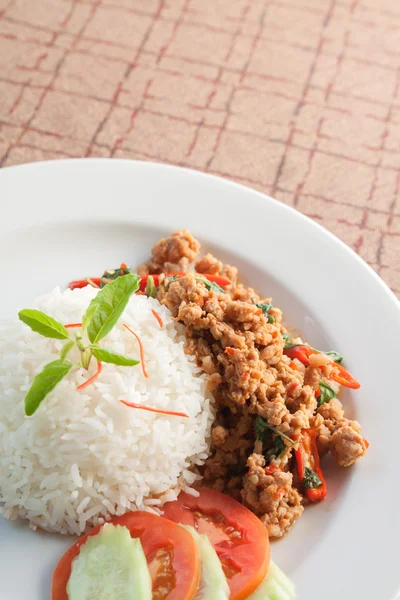 Estilo tailandés de la comida: Arroz cubierto con cerdo frito y albahaca — Foto de Stock