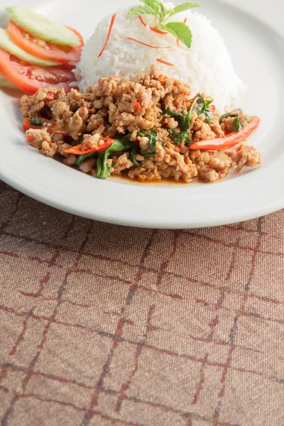 Estilo de comida tailandesa: Arroz coberto com porco frito e manjericão — Fotografia de Stock