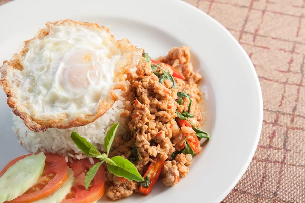 Tajski Food styl: Ryż zwieńczona wieprzowe smażone i bazylia — Zdjęcie stockowe