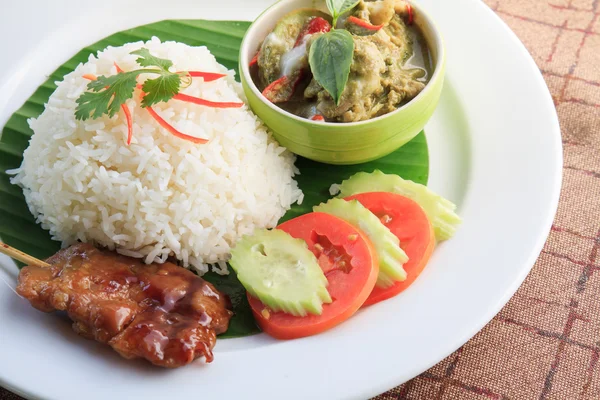 Tailândia comida Curry verde Sopa intensa com arroz e porco grelhado — Fotografia de Stock