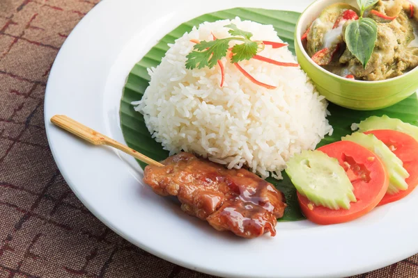 Продовольства Таїланді зелений каррі інтенсивним суп з рисом і смаженої свинини — стокове фото
