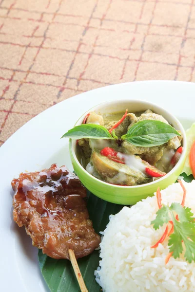 Tailândia comida Curry verde Sopa intensa com arroz e porco grelhado — Fotografia de Stock