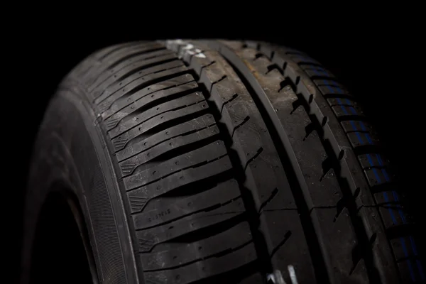 Siyah arka plan üzerine araba lastikleri yakın çekim