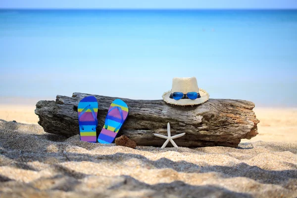 Pălărie de paie de vară cu papuci și pește stea — Fotografie, imagine de stoc