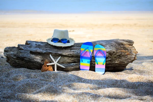 Pălărie de paie de vară cu papuci și pește stea — Fotografie, imagine de stoc