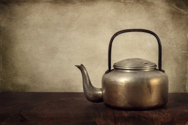 Natürmort eski alüminyum su ısıtıcısı