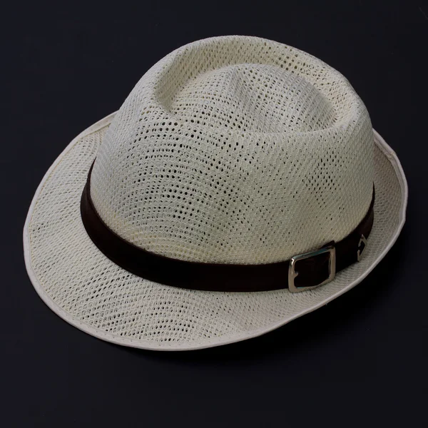 Cappello estivo in paglia isolato su bianco — Foto Stock
