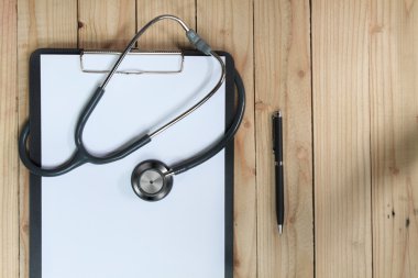 Pano stetoskop ve ahşap arka plan üzerinde şırınga ile