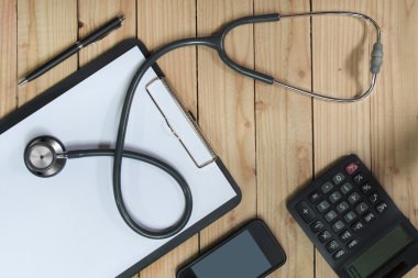 Pano stetoskop ve ahşap arka plan üzerinde şırınga ile