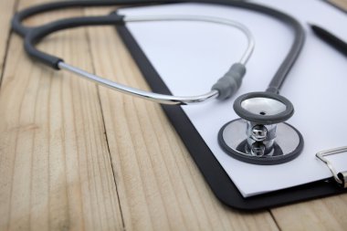 Pano stetoskop ve ahşap arka plan üzerinde şırınga ile