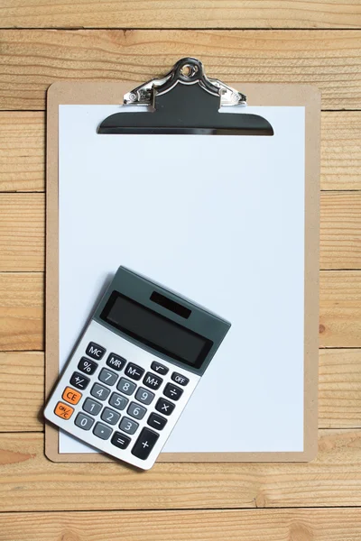 Clipboard mit Taschenrechner auf Holz-Hintergrund — Stockfoto