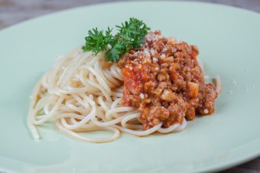 Spagetti Bolognese yeşil çanak üzerinde