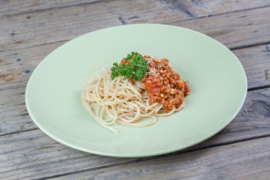 Spagetti Bolognese yeşil çanak üzerinde