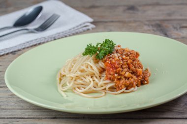 Spagetti Bolognese yeşil çanak üzerinde
