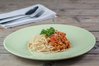 Spagetti Bolognese yeşil çanak üzerinde