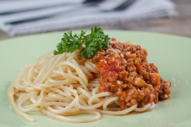 Spagetti Bolognese yeşil çanak üzerinde