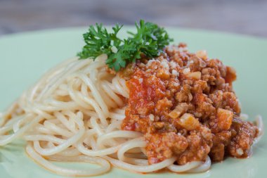 Spagetti Bolognese yeşil çanak üzerinde