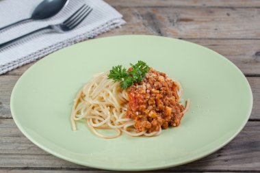 Spagetti Bolognese yeşil çanak üzerinde
