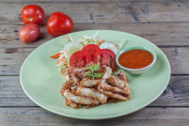 Kızarmış kalamar sarımsak biber ile