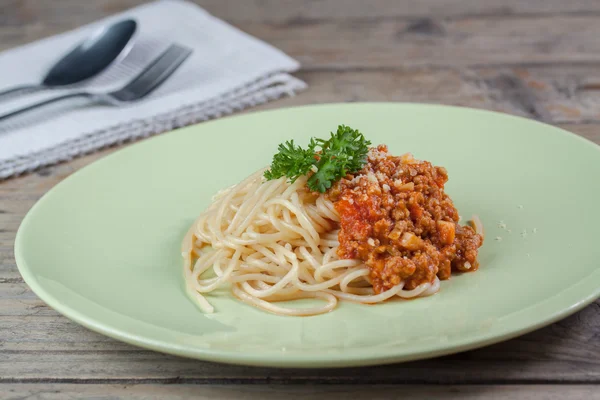 Spagetti Bolognese yeşil çanak üzerinde