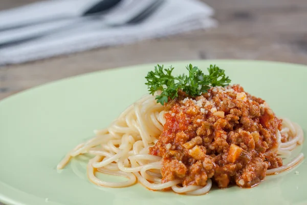 Spagetti Bolognese yeşil çanak üzerinde