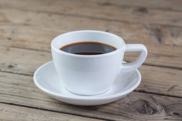 Weiße Tasse Kaffee auf Holz — Stockfoto