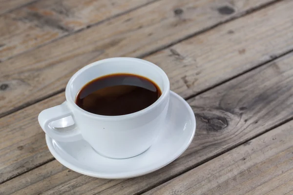 Weiße Tasse Kaffee auf Holz — Stockfoto