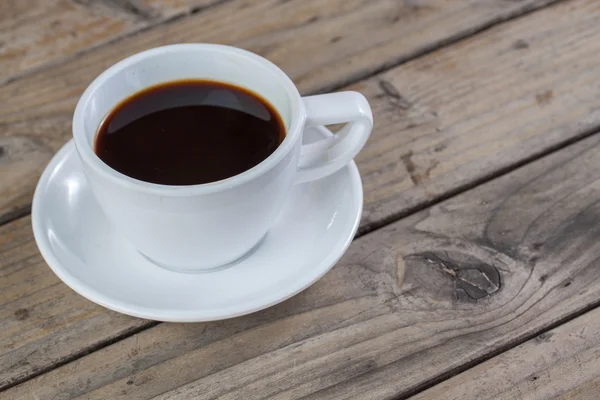 Weiße Tasse Kaffee auf Holz — Stockfoto