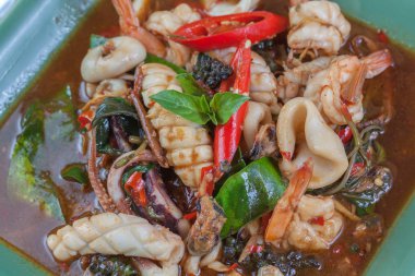 Acılı kalamar ve herb ile Yengeç fry