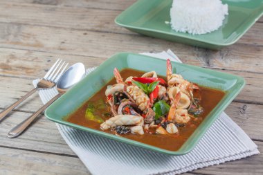 Acılı kalamar ve herb ile Yengeç fry