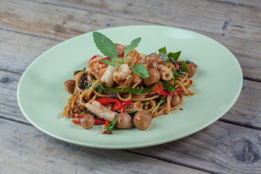 Spagetti fesleğen ile baharatlı kapatın