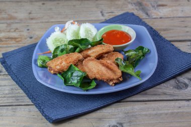 Kızarmış tavuk kanadı.