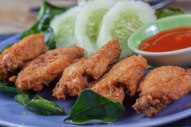 Kızarmış tavuk kanadı.